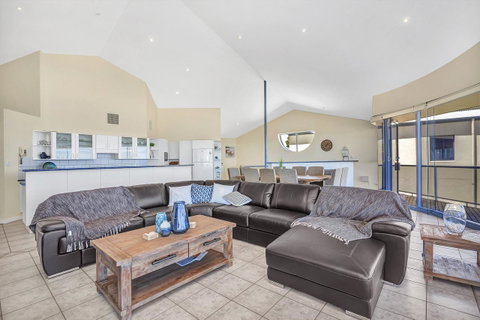 Sail Away - Accommodation Redcliffe 5