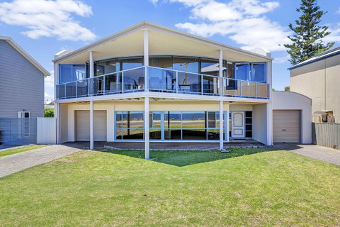 Sail Away - Accommodation Redcliffe 3