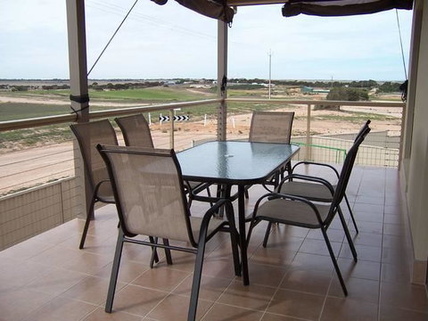 Relax On Par - Accommodation Redcliffe 11