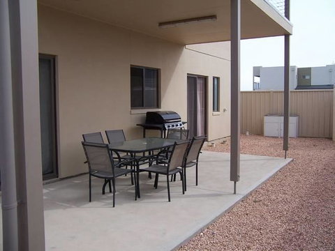 Relax On Par - Accommodation Redcliffe 10