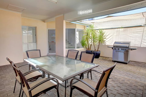 Bay Bliss - Accommodation Redcliffe 2
