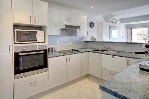 Bay Bliss - Accommodation Redcliffe 7