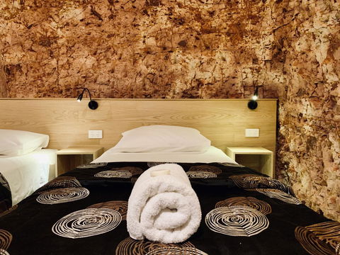 The Lookout Cave Underground Motel - Accommodation Redcliffe 2