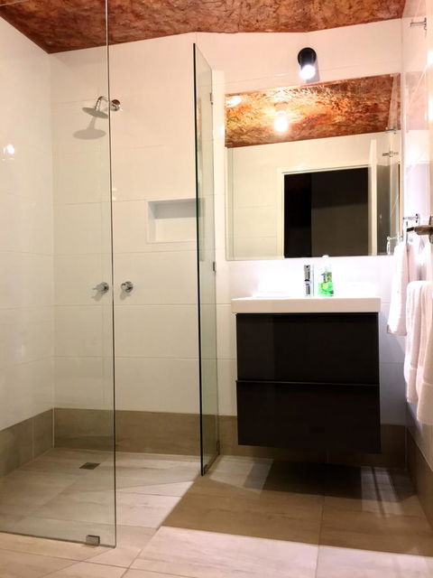 The Lookout Cave Underground Motel - Accommodation Redcliffe 11