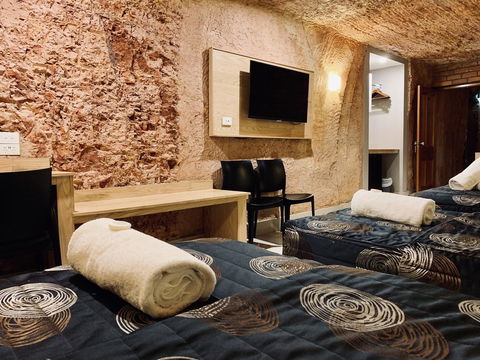 The Lookout Cave Underground Motel - Accommodation Redcliffe 3