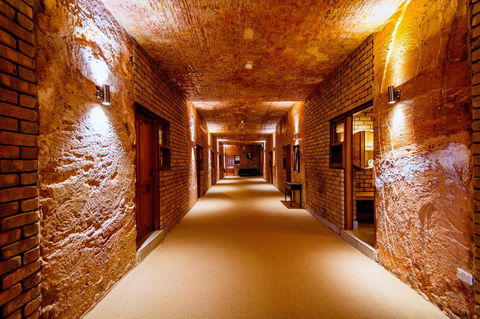 The Lookout Cave Underground Motel - Accommodation Redcliffe 7