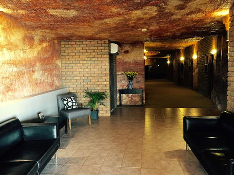 The Lookout Cave Underground Motel - Accommodation Redcliffe 18