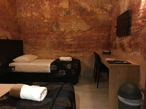 The Lookout Cave Underground Motel - Accommodation Redcliffe 12