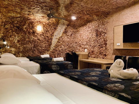 The Lookout Cave Underground Motel - Accommodation Redcliffe 5