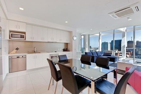 Light And Spacious, Stunning Views Of Adelaide - Accommodation Redcliffe 3
