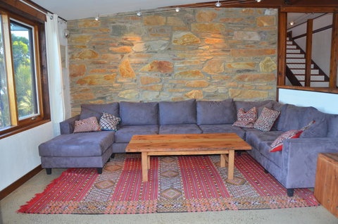 Of Stone & Wood Guesthouse - Accommodation Redcliffe 9