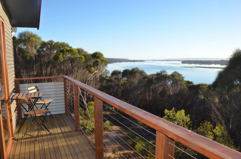 Of Stone & Wood Guesthouse - Accommodation Redcliffe 2