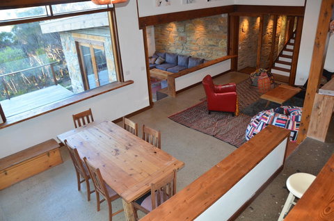 Of Stone & Wood Guesthouse - Accommodation Redcliffe 6