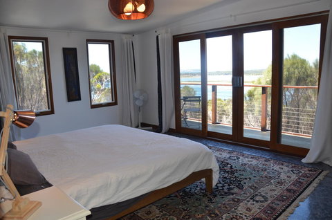 Of Stone & Wood Guesthouse - Accommodation Redcliffe 12