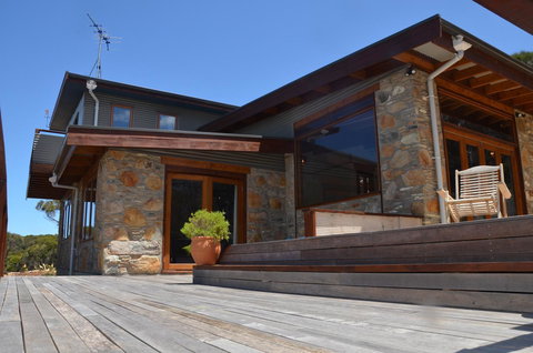 Of Stone & Wood Guesthouse - Accommodation Redcliffe 1