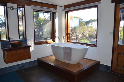 Of Stone & Wood Guesthouse - Accommodation Redcliffe 14