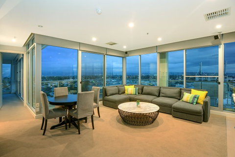 Glenelg Skyline Penthouse - Accommodation Redcliffe 4