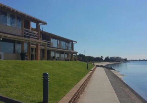 Lakeside - Accommodation Redcliffe 4