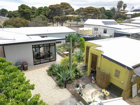 Sinclair Cottage - Accommodation Redcliffe 0