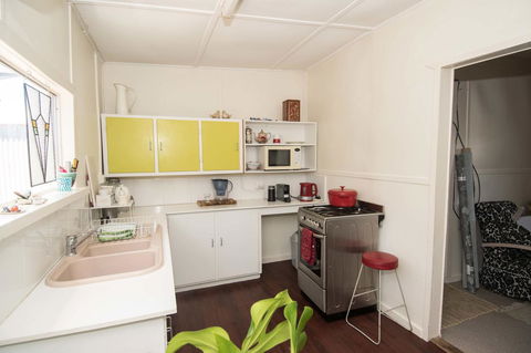 Sinclair Cottage - Accommodation Redcliffe 22