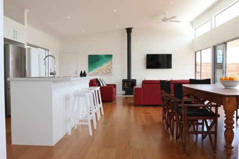 Middle River Beach House - East & West House - Accommodation Redcliffe 21