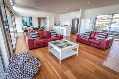 Middle River Beach House - East & West House - Accommodation Redcliffe 11
