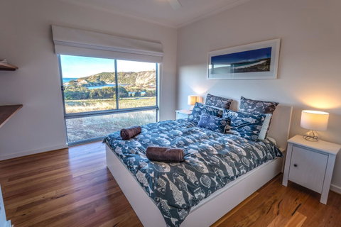 Middle River Beach House - East & West House - Accommodation Redcliffe 13