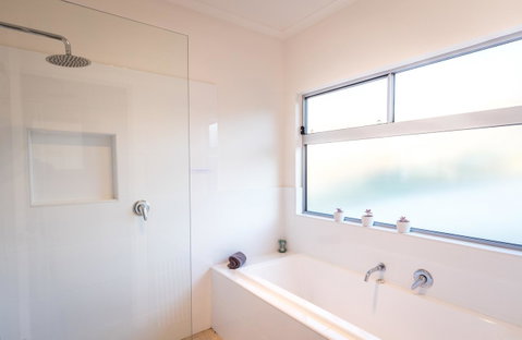Middle River Beach House - East & West House - Accommodation Redcliffe 15