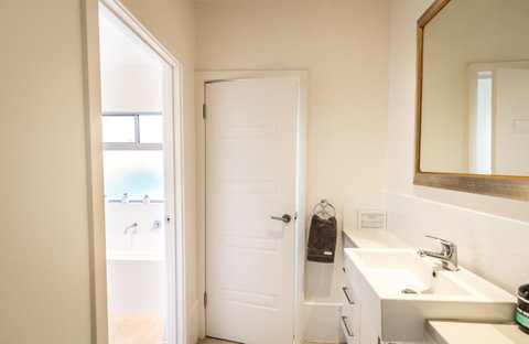 Middle River Beach House - East & West House - Accommodation Redcliffe 16