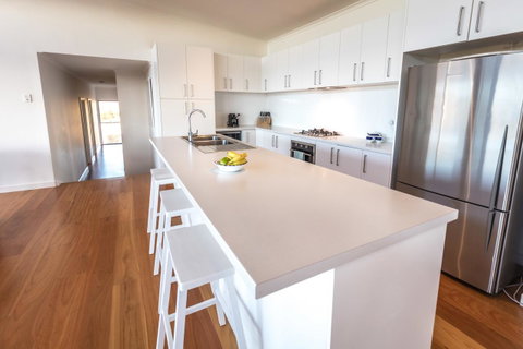 Middle River Beach House - East & West House - Accommodation Redcliffe 10