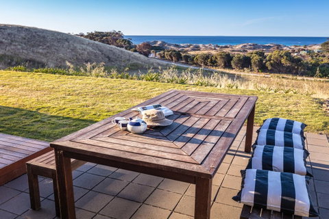 Middle River Beach House - East & West House - Accommodation Redcliffe 1