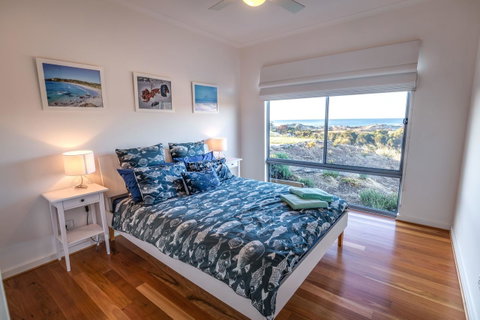 Middle River Beach House - East & West House - Accommodation Redcliffe 12
