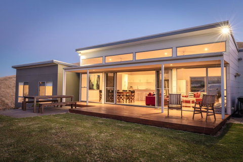Middle River Beach House - East & West House - Accommodation Redcliffe 0