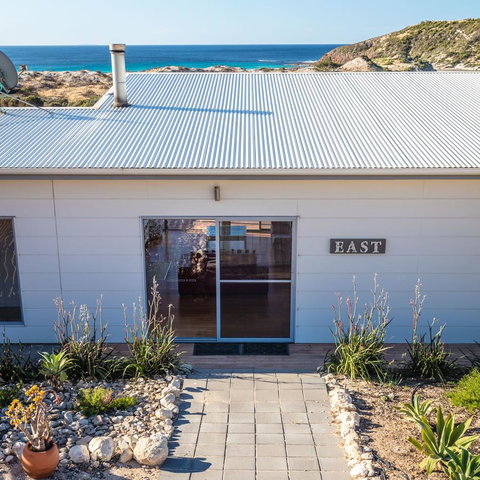 Middle River Beach House - East & West House - Accommodation Redcliffe 2