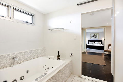 Esplanade Escape - Accommodation Redcliffe 23