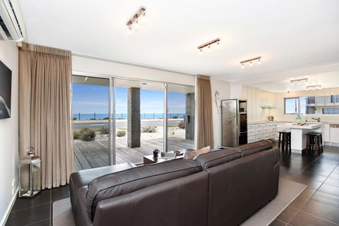 Esplanade Escape - Accommodation Redcliffe 1