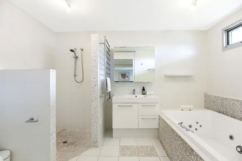 Esplanade Escape - Accommodation Redcliffe 22