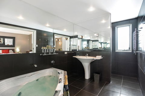 Esplanade Escape - Accommodation Redcliffe 7