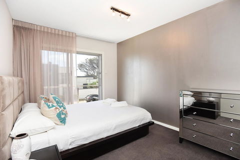 Esplanade Escape - Accommodation Redcliffe 13