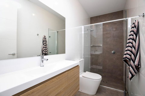 Brand New Affordable Luxury 3 Bedroom 3 Bathrooms House Close To Adelaide City, Chinatown, Beach, Adelaide Airport - Accommodation Redcliffe 4