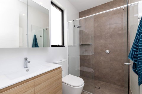 Brand New Affordable Luxury 3 Bedroom 3 Bathrooms House Close To Adelaide City, Chinatown, Beach, Adelaide Airport - Accommodation Redcliffe 10