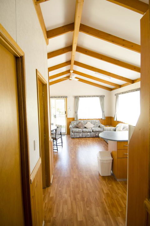 Lakeside Tourist Park - Accommodation Redcliffe 5