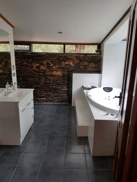 William Hunt's Retreat - Cypress Studio - Accommodation Redcliffe 4
