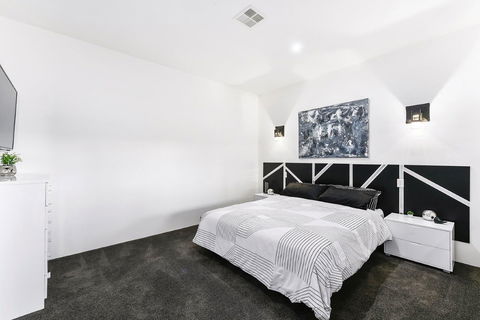 KENNEDY EXECUTIVE TOWNHOUSE - Accommodation Redcliffe 2