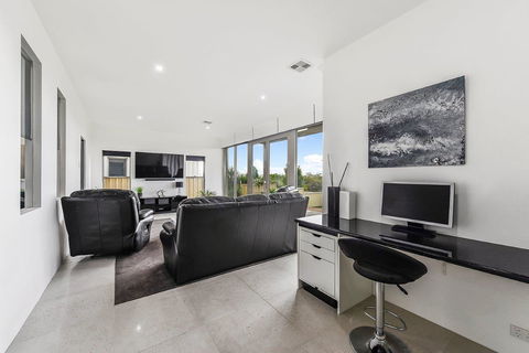 KENNEDY EXECUTIVE TOWNHOUSE - Accommodation Redcliffe 16