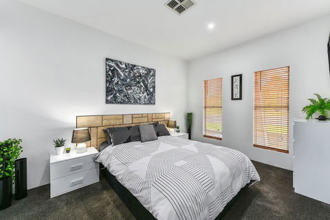 KENNEDY EXECUTIVE TOWNHOUSE - Accommodation Redcliffe 4