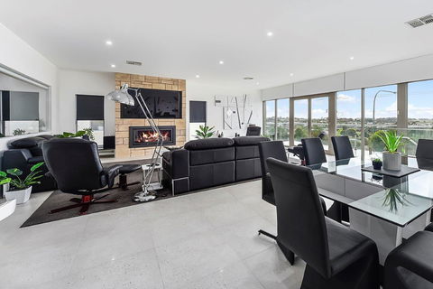 KENNEDY EXECUTIVE TOWNHOUSE - Accommodation Redcliffe 19