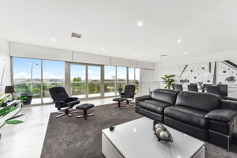 KENNEDY EXECUTIVE TOWNHOUSE - Accommodation Redcliffe 13