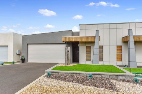 KENNEDY EXECUTIVE TOWNHOUSE - Accommodation Redcliffe 9