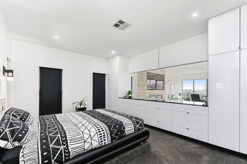 KENNEDY EXECUTIVE TOWNHOUSE - Accommodation Redcliffe 11